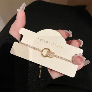 Detailansicht eines vergoldeten Zirkonia-Armbands mit geometrischem Design.