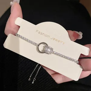 Detailansicht eines funkelnden Zirkonia-Armbands mit eleganter Goldbeschichtung.