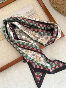 Vista dettagliata della collana in sciarpa di seta con stampa paisley.