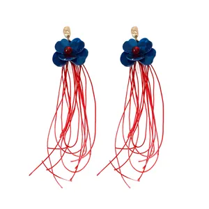 Elegante Retro-Ohrringe mit blauen Acrylblumen und langen roten gewebten Quasten