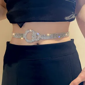 Vue détaillée d'une chaîne de taille étincelante à double cercle en strass chic