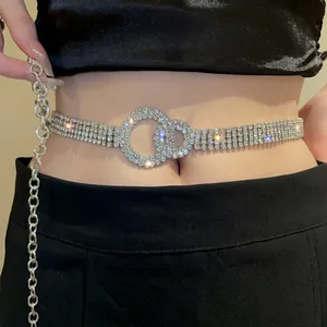 Vue détaillée d'une élégante chaîne de corps à double anneau en strass sur un mannequin