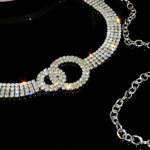 Détail de la chaîne de taille élégante avec double cercle orné de strass brillants