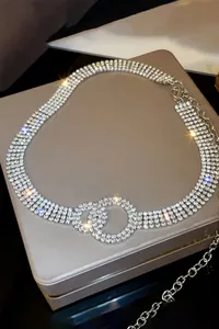Vue détaillée d'une chaîne de corps de luxe à quatre rangées de strass et de cercles