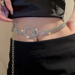 Chaîne de taille étincelante avec double anneau en strass, accessoire de mode élégant.