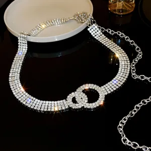 Gros plan d'une chaîne de taille en strass avec boucle à double anneau entrelacé