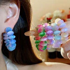 Pendientes de aro vibrantes con cuentas de resina coloridas y pernos de plata 925 elegantes