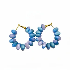 Pendientes de aro con cuentas de resina azul y púrpura de estilo dopamina elegante
