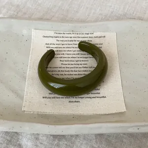 Brazalete minimalista de resina verde oliva irregular con un acabado retro brillante para mujer