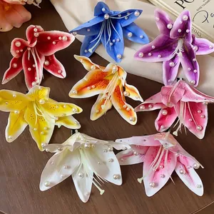 Pince à Cheveux Fleur de Lys en Tissu Coréen Doux Élégante Pince Bec de Canard avec Perle Artificielle Coiffure Florale pour Femme Accessoires Quotidiens