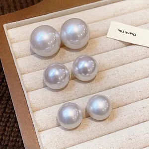 Elegante set di orecchini a perno con perle in varie dimensioni per un look raffinato