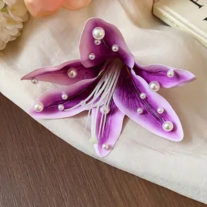 Pince à cheveux élégante en tissu lilas dégradé ornée de perles blanches fines