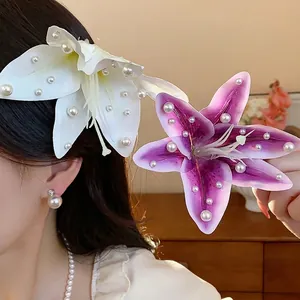 Barrettes à cheveux en tissu fleur de lys avec perles en blanc et violet.