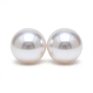 Eleganti orecchini a perno con perle bianche rotonde e perni in argento