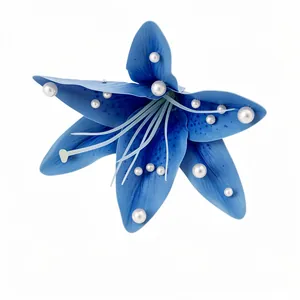 Pince à cheveux fleur en tissu bleu avec perles blanches sur fond blanc épuré