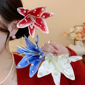 Vue détaillée des pinces à cheveux fleurs de lys faites main avec perles élégantes