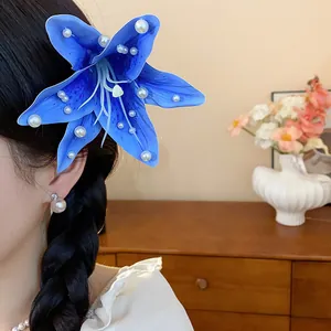 Vue détaillée d'une pince à cheveux élégante en forme de fleur bleue avec des perles