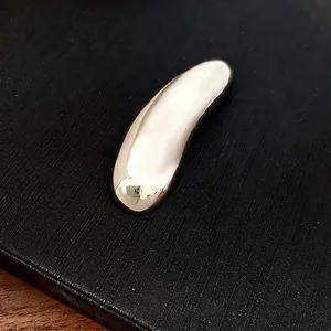 Elegante spilla minimalista a goccia d'argento con finitura a specchio per la moda moderna.