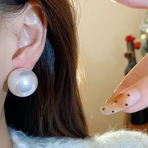 Eleganti orecchini a lobo con perle grandi minimalisti con finitura lucida da donna