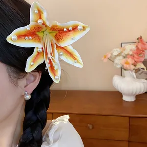 Pince à cheveux fleur de lys en tissu de style coréen avec perles délicates sur les pétales
