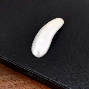 Vista ravvicinata di una spilla a goccia argento minimalista con finitura opaca liscia