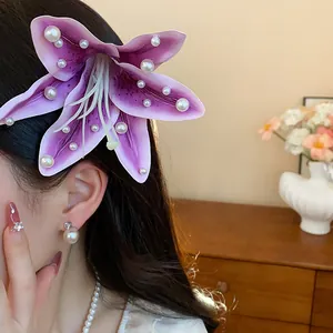 Vue détaillée d'une pince à cheveux lys en tissu violet avec perles sur modèle