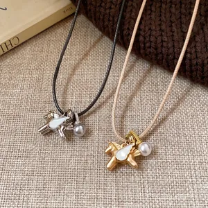 Collier pendentif pégase en émail minimaliste avec accent perle sur cordon de cire
