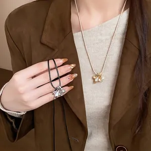 Collier cheval élégant en émail et zircon avec perle, style minimaliste pour femmes.