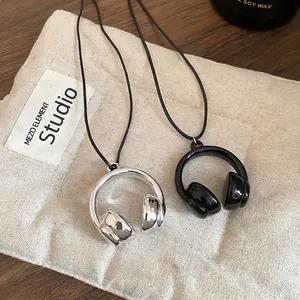 Schickes Kopfhörer-Anhänger-Halsketten-Set in Silber und Schwarz am Lederband.