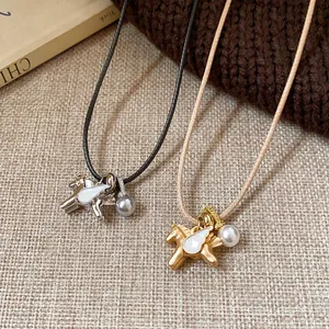 Gros plan détaillé de colliers pendentifs cheval or et argent avec perles élégantes