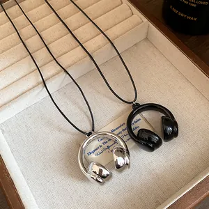 Detailaufnahme von zwei trendigen Kopfhörer-Anhängern in Schwarz und Silber-Metallic-Finish