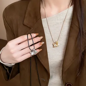 Gros plan d'un collier avec pendentif cheval, perles et zircons brillants sur le mannequin