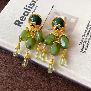 Orecchini vintage con nappe verde oliva, metallo dorato e fascino retrò per donna