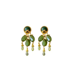 Splendidi orecchini vintage verde oliva con nappe e elegante design retrò dorato