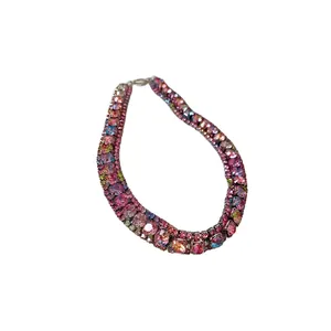Elegante collana choker con strass multicolore e cristalli rosa e blu scintillanti