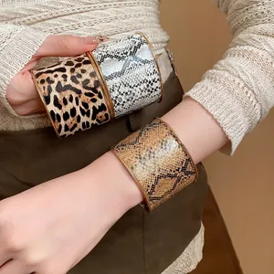Damen Breites Leder Armreif Leoparden Schlangenmuster Westliche Mode Übertriebene Offene Goldene Metallkante Armband Schmuck