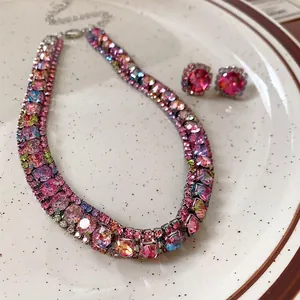 Dettaglio ravvicinato di collana choker e orecchini a perno con strass rosa di lusso