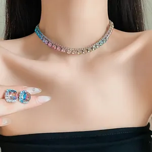 Elegante set collana choker in strass colorati ed orecchini su una modella asiatica