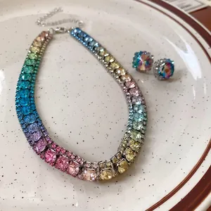 Primo piano di una collana girocollo con strass arcobaleno e orecchini abbinati