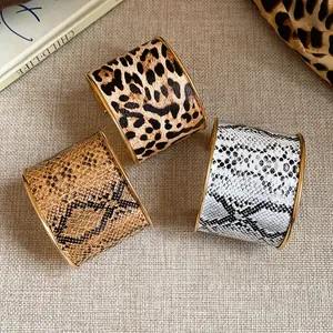 Breite Lederarmreifen mit modischen Leoparden- und Schlangen-Tierprints für Damen
