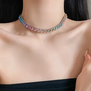 Primo piano di una collana girocollo in cristallo quadrato a gradiente colorato.