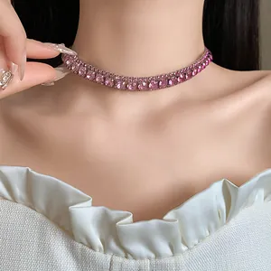 Primo piano dell'elegante collana girocollo con strass rosa sul collo