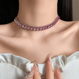 Vista dettagliata del girocollo con strass quadrati rosa a doppia fila sul collo
