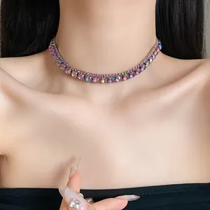 Primo piano di un elegante girocollo in strass quadrati multicolori su una modella