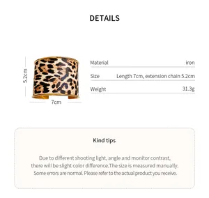Detailansicht des breiten Armreifs mit Leopardenmuster und Materialspezifikationen