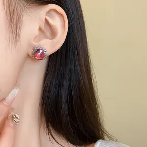 Dettaglio di un orecchino di lusso con cristallo rosa e halo di diamanti lucenti