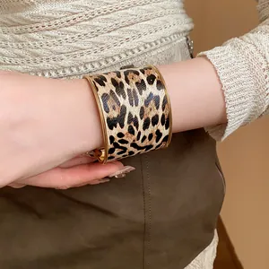 Detailansicht des Lederarmreifs mit Leopardenmuster und goldenem Metallrand