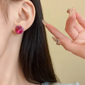 Squisiti orecchini a lobo con strass magenta e design a sole per un look di lusso