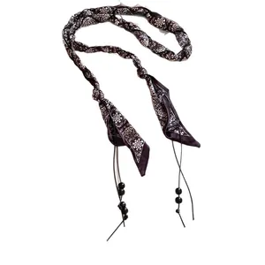 Cintura a sciarpa in tessuto vintage con motivo floreale e perline nere per jeans