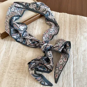 Collana foulard in seta vintage con motivo paisley a cuore e un nodo molto elegante